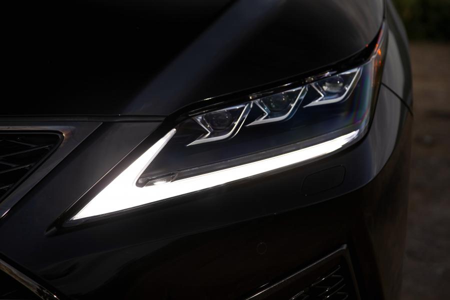 Детали экстерьера Lexus RX450h F-Sport 2019 года  (NA) (фото 21 из 37)